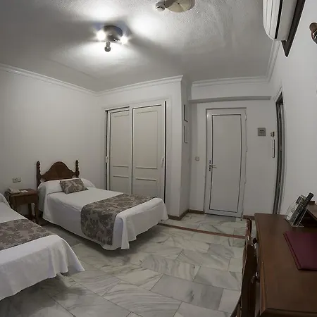 La Pinta Hotel 2*